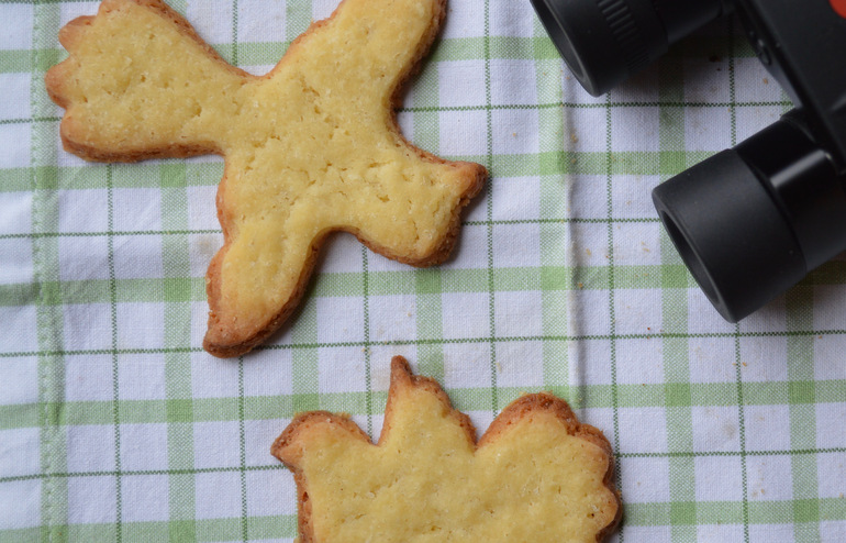Pikkuleipämuottien avulla valmistetut murokeksit