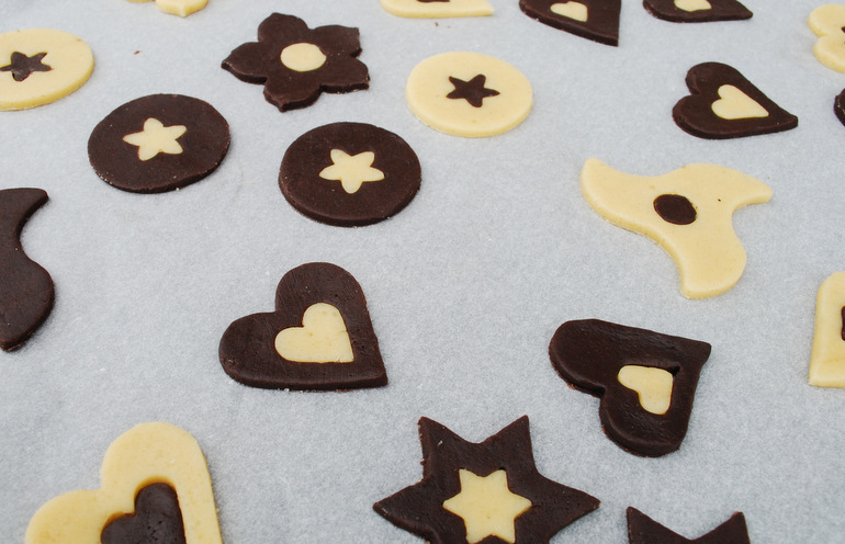 Piparkakkumuoteilla leivottuja pikkuleipiä