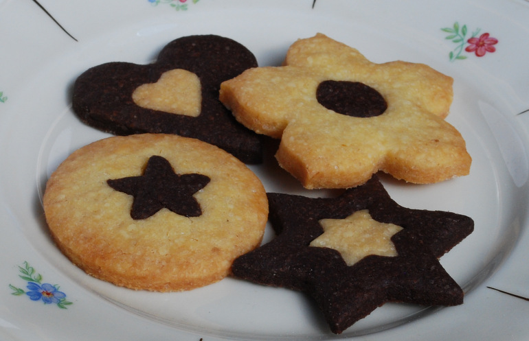 Kotitekoiset kaksiväriset pikkuleivät